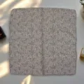 Detailaufnahme des bedruckten quadratischen Seidentuchs, elegantes Accessoire nah. - Stil 3