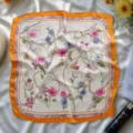 Retro zijden vierkante sjaal met ketting en bloemenprint, perfect accessoire voor dames. - Ketting Bloemen