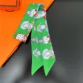 Groene zijden Twilly sjaal met eigenzinnige karakterprints, elegante haarband en halsaccessoire. - 1