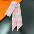 Roze zijden twilly sjaal met figuurprint, veelzijdig haarlint en elegante nekaccessoire. - Stijl 3