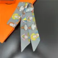 Smalle sjaal van zijdetwill met historische figuurprint, elegante haarband voor dames. - 4
