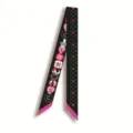 Vue détaillée du foulard étroit en soie avec des motifs graphiques classiques noirs et roses. - Style 18