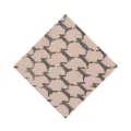 Set de table en tissu style nordique avec motif de lapin gris sur fond rose vue de détail. - Motif Lapin 03 / 12x12 Set de Table