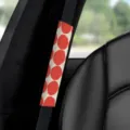 Roter gepunkteter Auto-Sicherheitsgurtbezug Detailansicht, stilvolles Autozubehör. - Rot Weiß Punktmuster