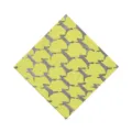 Vue détaillée du set de table en tissu jaune avec un charmant motif de lapin gris. - Motif Lapin 05 / 12x12 Set de Table