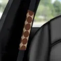 Polka Dot Auto Sicherheitsgurt Polster Detailansicht für stilvolle Autoinnenraumdekoration. - Braun Beige Gepunktet