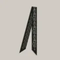 Élégant foulard en soie noir étroit avec motifs imprimés blancs, idéal pour sacs ou cou. - Style 13