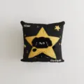 Cojín cuadrado con estampado de estrella de gato negro vista de detalle, funda suave. - Estampado de Doble Cara 35x35cm (Fundas Sin Relleno) / Perro con manchas de estrellas