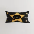 Detalle del cojín rectangular con diseño de gato negro y estrellas doradas elegante. - Patrón de Doble Cara 30x50cm (Fundas Sin Relleno) / Perro Estrella Largo