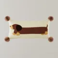 Dettaglio del cuscino lombare con carino bassotto, tessuto morbido e pompon soffici agli angoli. - Stampa Bifacciale 40X60cm (Senza Imbottitura) / Bassotto Beige