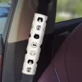 Détail de la housse de ceinture de sécurité avec motif chat noir et blanc, très douce. - Ligne de Chat Minimaliste 01