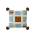 Dettaglio della federa per cuscino quadrata con griglia blu, motivi astratti e pon pon soffici. - Stampa Bifacciale 40x40cm (Copertura Senza Imbottitura) / Cane Astratto C Pompon Caffè Scuro