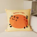 Primo piano dettagliato di una federa per cuscino con motivo tigre palloncino morbida. - Stampa Bifacciale 35x35cm (Copertura Senza Imbottitura) / Tigre Tonda