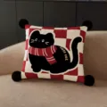 Cuscino decorativo a quadri rossi con gatto nero e pon pon soffici per divano elegante. - Stampa Bifacciale 35x35cm (Copertura Senza Imbottitura) / Gatto a Quadri Pompon Nero