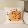 Vista dettagliata di un bel cuscino con stampa di leone su divano, arredo accogliente. - Stampa Bifacciale 35x35cm (Copertura Senza Imbottitura) / Leone Tondo