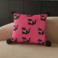 Vista dettagliata del cuscino quadrato rosa con gatti neri carini e pon-pon decorativi. - Stampa Bifacciale 35x35cm (Copertura Senza Imbottitura) / Gatto Fortunato Rosa Pompon Nero
