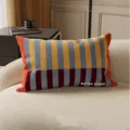 Primo piano dettagliato di un cuscino lungo a righe retrò su un comodo divano. - Motivo Bifacciale 30x50cm (Fodera Senza Imbottitura) / Bush Stripe Blu Giallo (Lungo)