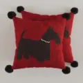 Cojín decorativo cuadrado rojo con silueta de terrier escocés negro y pompones para el hogar. - Estampado de Doble Cara 35x35cm (Fundas Sin Relleno) / Rojo con pompón negro