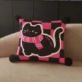 Vista dettagliata del cuscino gatto nero carino con motivo a quadri rosa e pon-pon accoglienti. - Stampa Bifacciale 35x35cm (Copertura Senza Imbottitura) / Gatto a Quadri Rosa Pompon Nero