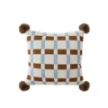Vista detallada de primer plano de la funda de cojín cuadrada de cuadros con pompones. - Estampado de Doble Cara 40x40cm (Fundas Sin Relleno) / Perro Simple Cartoon C pompón de café oscuro