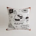 Detailansicht des Kissenbezugs im Vintage-Bäckerei-Stil mit niedlichen handgezeichneten Motiven. - 35x35cm / Kissenbezug (ohne Füllung)