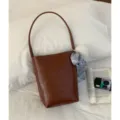 Bolso cubo de cuero marron minimalista, elegante bolso de hombro para mujer estilo diario. - Con Colgante / Marrón