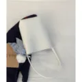 Bolso cubo de hombro blanco minimalista para mujer, bolso de mano de axila de cuero PU versátil. - Con Colgante / Blanco Roto