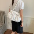 Bolso de Hombro Plisado Blanco con Lunares de Colores y Lazo, Bolso Casual Estilo Coreano. - Blanco Sin Colgante