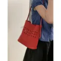 Elegante bolso cubo trenzado rojo para mujer con diseño calado elegante y correa de hombro. - Rojo