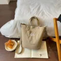 Bolso cubo de lona casual para mujer, bolso cruzado de hombro con estampado de letras. - Caqui