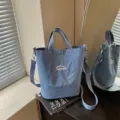 Sac seau en toile bleue pour femme, sac bandoulière décontracté avec broderie de lettres. - Bleu