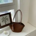 Borsa a spalla intrecciata marrone da donna, elegante shopper in pelle con ciondolo di perle. - Charm / Marrone