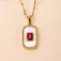 Detailaufnahme einer Edelstahl Halskette mit rotem Edelstein und Zirkonia Anhänger. - Rot