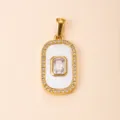 Detailaufnahme des rechteckigen Edelstahl Strass Anhängers, elegantes Edelstein Design Nahaufnahme. - Weiß
