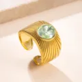 Anillo de acero inoxidable bañado en oro con circonita verde, banda ancha sol, joyería moda. - Talla única / Verde claro