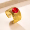 Anillo de acero inoxidable chapado en oro estilo europeo con circonita roja detalle - Talla única / Rojo