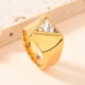 Detailaufnahme eines modernen goldenen Titanstahlrings mit einem stilvollen dreieckigen Kristall. - Größe 9 / Gold (Weißer Strass)