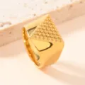 Goldener Titanstahl geometrischer Dreiecksring mit strukturierten Nietendetails fur Mode - Größe 9 / Gold (Gepunktet)