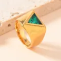 Goldener Titanstahl Ring mit gruenem Dreieck Stein Luxus geometrischer Schmuck Detailansicht - Größe 9 / Gold (Grüner Strass)