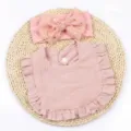 Vista dettagliata del set di fascia e bavaglino rosa per neonati con pois oro e volant. - Rosa Medio
