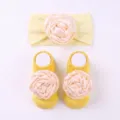 Ensemble bandeau fleur et chaussettes antidérapantes bébé, détail accessoires cheveux. - Ensemble Bandeau Chaussettes / Jaune