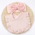 Vista dettagliata del set fascia e bavaglino rosa per neonati con fiocco e cotone morbido. - Rosa chiaro
