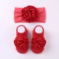 Gros plan détaillé de l'ensemble bandeau et chaussettes bébé rose rouge, détail floral. - Ensemble Bandeau Chaussettes / Rouge
