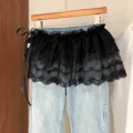 Jeans mit schwarzem Spitzenrock am Bund und Schleifendetail an der Seite, stylischer Look. - Einheitsgröße / Unterteile / Schwarz