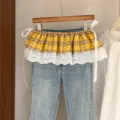 Primer plano del detalle elegante de la falda superpuesta de cuadros y encaje en percha. - Talla única / Bottoms / Gingham Amarillo