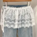 Weißer Spitzen-Taillenverlängerer Rock über blauen Jeans, süßes gestuftes Rüschen Zubehör. - Einheitsgröße / Unterteile / Weiß