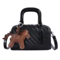 Close-up van zwarte geweven kussentas met charmante bruine lederen paardenhanger. - Zwart met Hanger