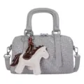 Grijs geweven PU leer cilinder handtas met handvatten, schouderriem en schattige paardenbedel. - Grijs Met Hanger