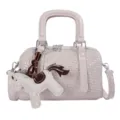 Detailopname van de geweven beige tonvormige kussentas met stijlvolle lederen paardenbedel. - Wit Met Hanger