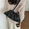 Sac à épaule nuage tressé tendance pour femme, élégant sac sous les bras plissé pour le travail. - Noir